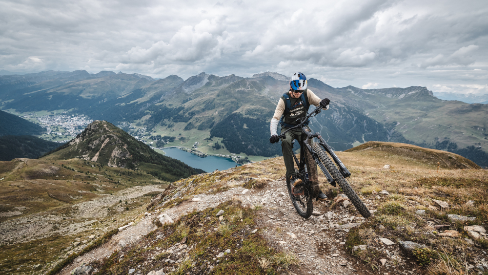 Weltrekord für Biker Tom Oehler in Davos Klosters: 15 Gipfel in 14 Stunden