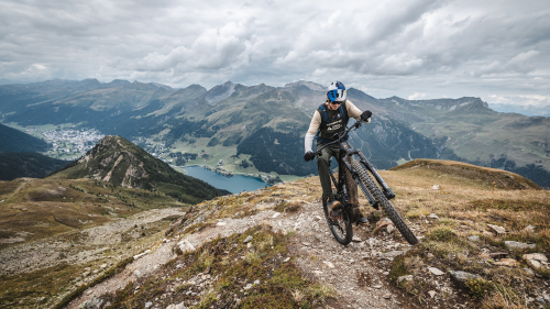 Weltrekord für Biker Tom Oehler in Davos Klosters: 15 Gipfel in 14 Stunden