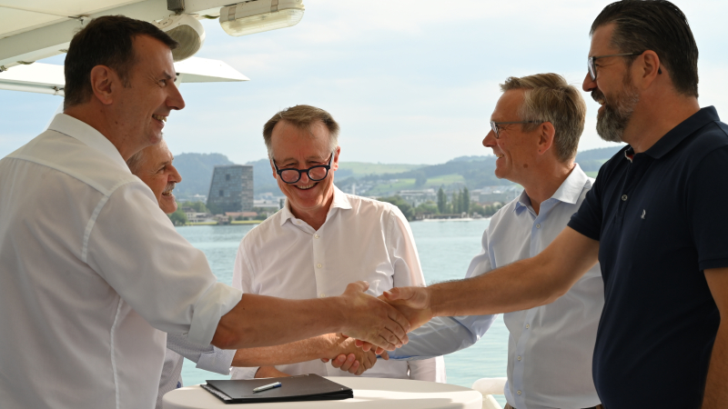 Die Verwaltungsräte der Schiffsbetrieb Walensee AG und der Schifffahrtsgesellschaft für den Zugersee AG bei der Unterzeichnung des Kaufvertrags auf dem MS Schwyz am 25. August 2023.